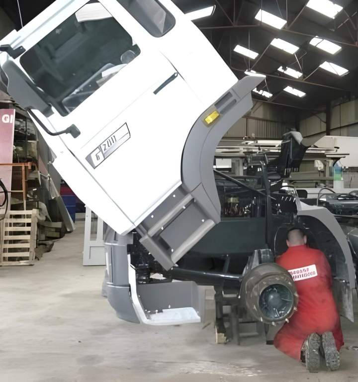 Maintenance mécanique sur un poids lourd Le Touvet