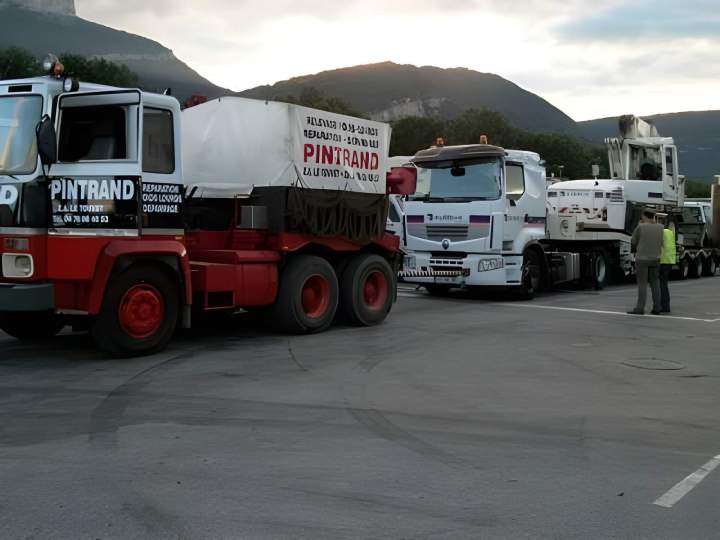 Flotte dépanneurs et porte-engins sur route Le Touvet