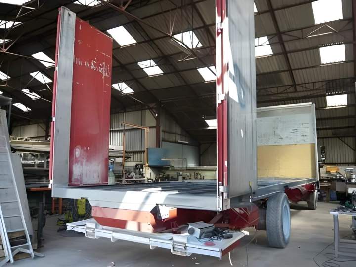 Remorque en cours de maintenance Le Touvet