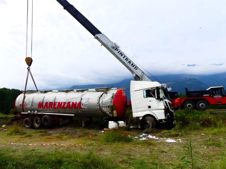 Relevage et dépannage camion-citerne après accident Le Touvet