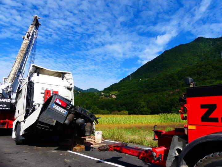 Avant poids lourds endommagé Le Touvet
