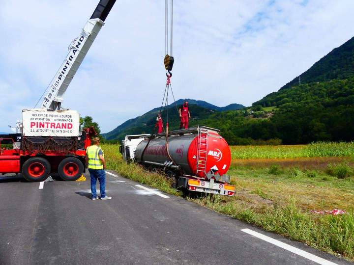 Relevage camion-citerne en cours Le Touvet
