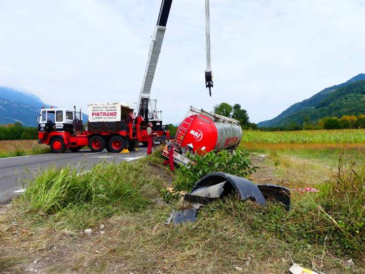 Relevage camion-citerne accidenté en cours Le Touvet
