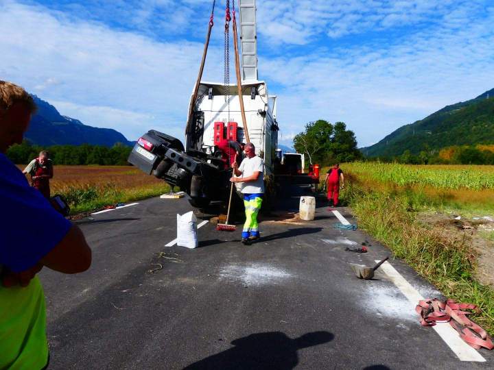 Scène relevage et remorquage poids lourd Le Touvet