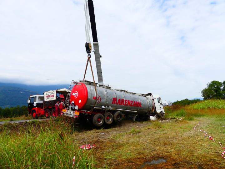 Intervention relevage camion-citerne accidenté Le Touvet