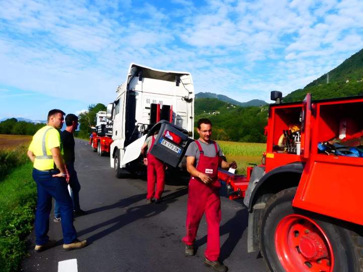 Opération de dépannage poids lourd en bord de route Le Touvet