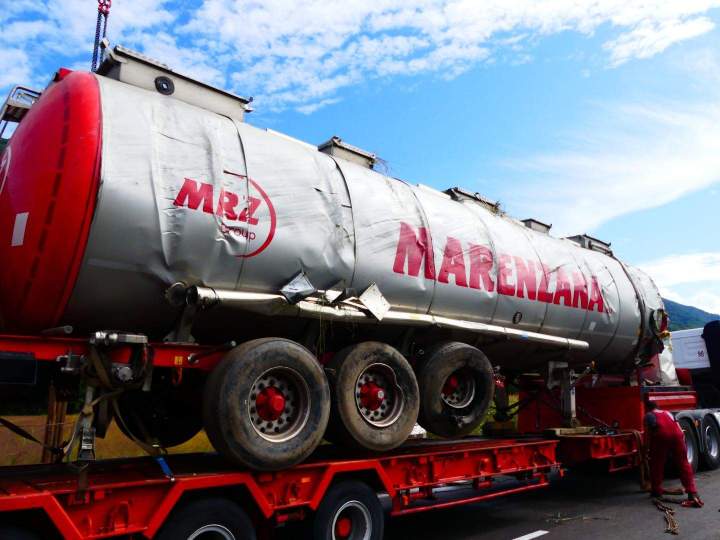 Citerne relevée et remorquée Le Touvet