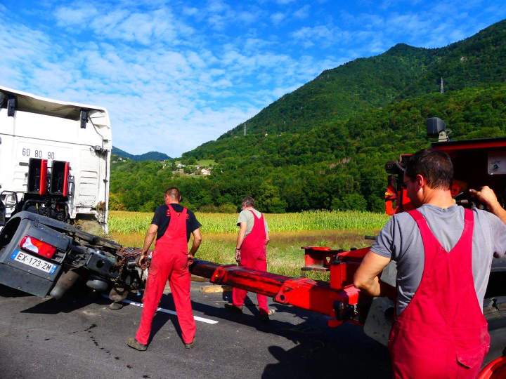 Mise en place dispositif pour remorquage poids lourd Le Touvet