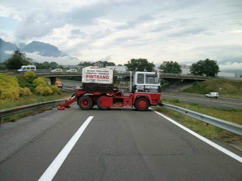 Blocage routier par un camion de dépannage poids lourd Le Touvet