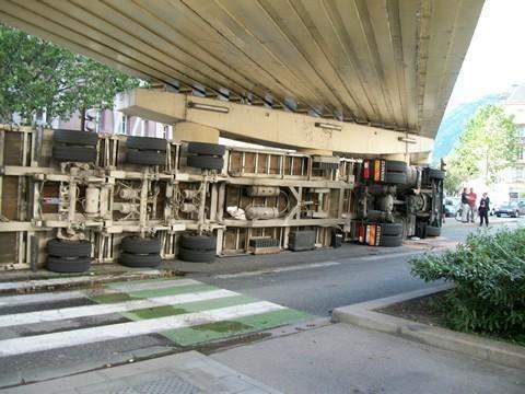 Poids lourd renversé sur le flanc Le Touvet