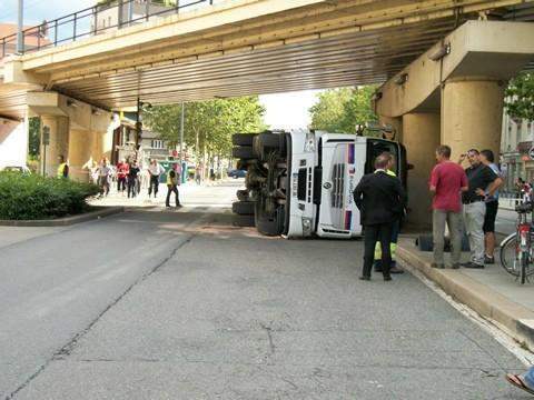 Accident de camion sous un pont Le Touvet