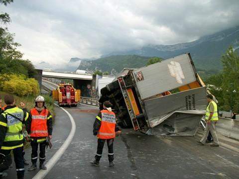 Poids lourd renversé en autoroute Le Touvet