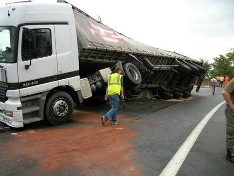 Remorque poids lourd renversée Le Touvet