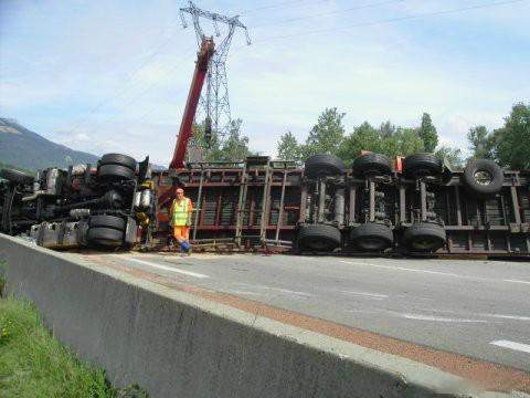 Intervention dépanneur poids lourd renversé Le Touvet